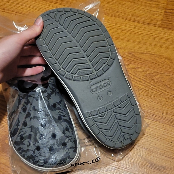 W7 Crocs - Picture 4 of 4